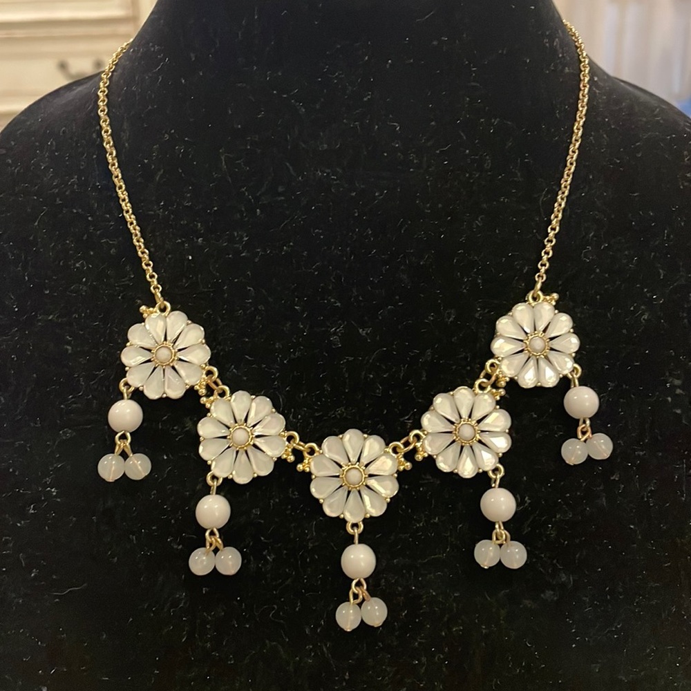 Gold Tone Vintage Flower Pendant Floral Statement Necklace